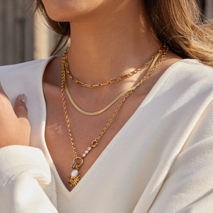 Collana multistrato in acciaio inossidabile placcato oro 18K con ciondolo sole e perla