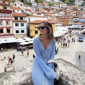 Robe longue en maille crochet bleu clair avec col en V pour un look de vacances chic