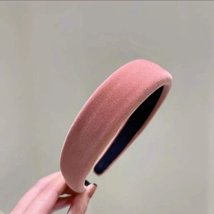 Gros plan du bandeau épais en velours rose avec rembourrage et doublure antidérapante