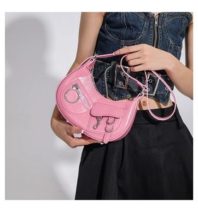 Détails du sac bandoulière rose style punk Y2K avec accents métalliques et boucle avant