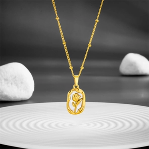 Collier tulipe vintage en titane doré avec relief en nacre blanche et chaîne perlée chic