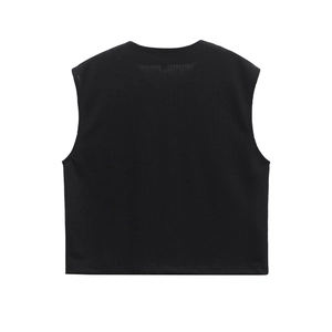 Vista ravvicinata del retro di un gilet senza maniche in maglia a coste nere di qualità