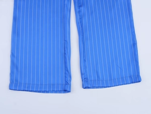 Détail de l'ourlet du pantalon de pyjama rayé bleu avec couture double de qualité