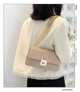 Beigefarbene Schultertasche mit Krokodilprägung und eleganter goldener Kette