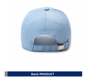 Vue arrière de la casquette en coton bleu clair avec boucle de réglage en métal argenté