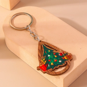 Détail macro du porte-clés sapin de Noël en bois en forme de goutte sur présentoir