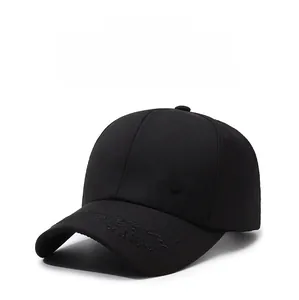 Détail d'une casquette de baseball noire avec logo M en métal et broderie 313