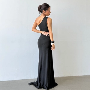 Robe de soirée élégante noire à une épaule avec coupe ajustée et détails dos long au sol