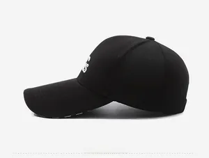 Dettaglio cappellino da baseball nero con ricamo e nastro SPORT sulla visiera