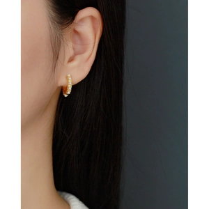 Elegant gold pearl hoop earrings on model with high-quality s925 silver craftsmanship