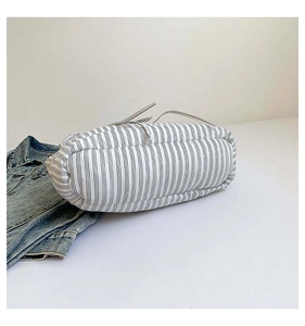 Détail du tissu rayé bleu du sac cabas matelassé avec une bandoulière en tissu souple