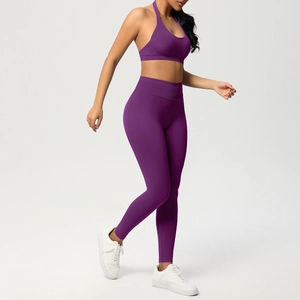 Completo yoga viola scuro con reggiseno sportivo allacciato al collo e leggings a vita alta