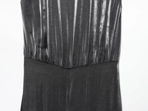 Détail d'une combinaison dos nu noire à paillettes montrant la texture brillante