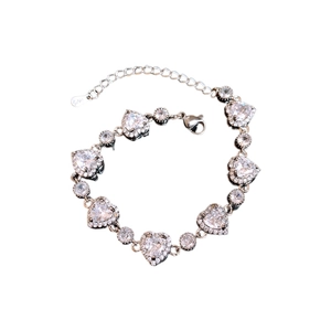 Elegantes S925 Silberarmband mit herzförmigen Zirkonsteinen und verstellbarer Kette