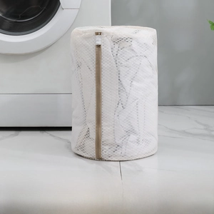 Detail view of cylindrical honeycomb laundry bag with beige zipper in 22x33cm size