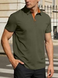 Gros plan d'un polo vert militaire avec détails contrastés orange au col et texture