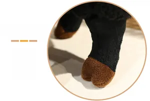 Détail des pattes douces du mouton en peluche avec rembourrage moelleux et tissu marron