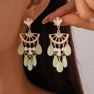 Boucles d'oreilles vintage feuille de ginkgo avec perles et glands turquoise sur mannequin