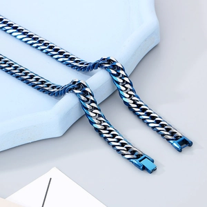 Détail du bracelet gourmette bicolore argent et bleu avec un fermoir pliable robuste