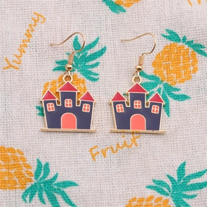 Boucles d'oreilles Halloween château bleu avec crochets dorés et accents rouges sur tissu