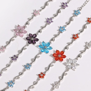 Detailansicht der luxuriösen Blumen-Zirkon-Armbänder in verschiedenen Farben mit Edelsteinen