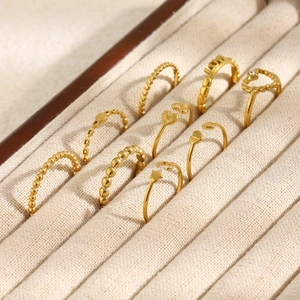 Detailansicht von 18K vergoldeten Edelstahlringen mit Herz- und Sternmustern im Set.
