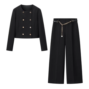 Completo due pezzi da donna nero con blazer doppiopetto e pantaloni a gamba larga con catena
