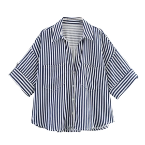 Détail de la chemise en lin à rayures bleues avec poches de poitrine en pur coton doux