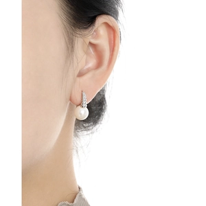 French vintage twist pearl earrings in S925 sterling silver on a female model