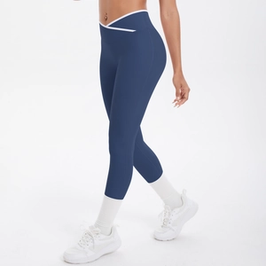 Détail de la taille croisée en V taille haute sur le legging de yoga bleu marine
