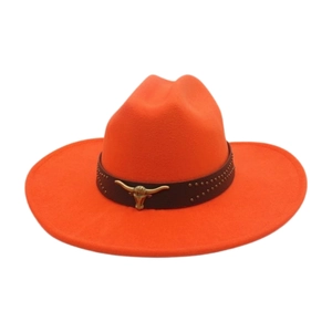 Détail d'un chapeau de cowboy orange avec bande en cuir et pendentif tête de taureau