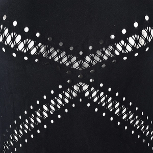 Détail de la robe en tricot noir montrant les découpes en X et les textures pointillées