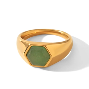 Detailansicht eines Vintage-Siegelrings mit hexagonalem grünem Naturstein-Inlay