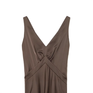 Elegante abito lungo in raso marrone scuro senza maniche con scollo a V e lucentezza