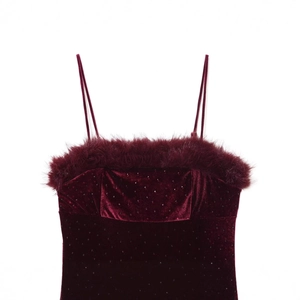Elegante top a canotta in velluto rosso vino con bordo in ecopelliccia e strass lucidi