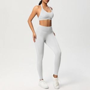 Dettaglio del set yoga grigio chiaro con reggiseno allacciato al collo e leggings alti