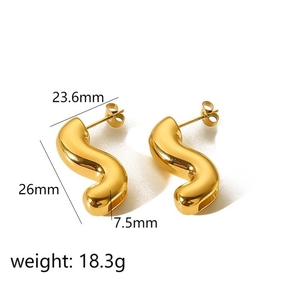 Vista macro di orecchini a forma di S in acciaio placcato oro 18k con misure di 26 mm