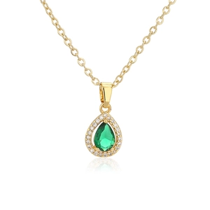 Vue détaillée du pendentif en or avec zircon vert poire et petites pierres blanches