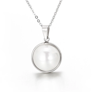 Minimalist silver O-chain necklace featuring a round white pearl pendant in metal bezel setting