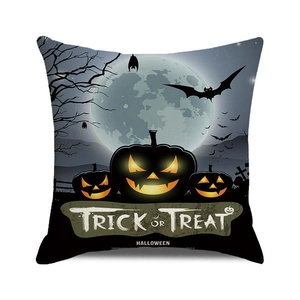 Détail de housse de coussin Halloween avec lune, chauves-souris et citrouilles