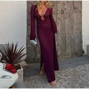 Detalle de vestido de punto morado oscuro con escote en V profundo y hebilla de metal