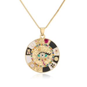 Makro-Detail der goldenen Evil Eye Halskette mit bunten Zirkonia und Emaille-Symbolen