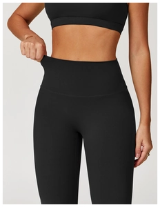 Detailaufnahme der High-Waist Yoga-Leggings zeigt elastischen Stoff und Bauchkontrolle