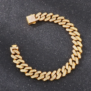 Nahaufnahme des Hip-Hop-Iced-Out-Cuban-Link-Armbandes in Goldoptik mit Mikropavé-Strasssteinen