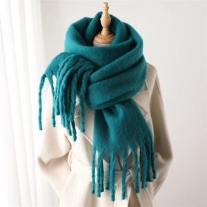 Détails de la texture d'une écharpe en mohair bleu sarcelle avec de longues franges