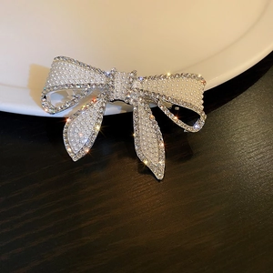 Gros plan détaillé d'une pince à cheveux nœud avec strass brillants et perles