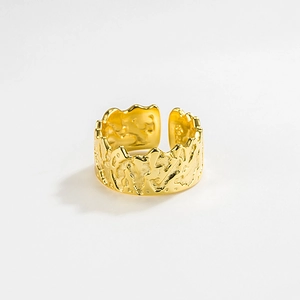 Anello minimalista in argento sterling 925 con trama lava e finitura dorata