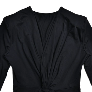 Gros plan du dos d'une robe noire avec un nœud torsadé élégant et des détails froncés