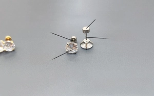 Detail of 316L stainless steel stud earring with 3A zircon and 4mm round flat back disc