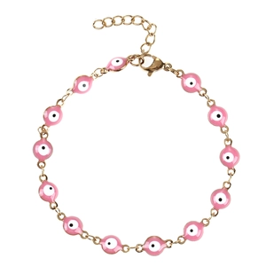 Dettaglio di ciondoli occhio rosa in smalto su un bracciale a maglie dorate con chiusura